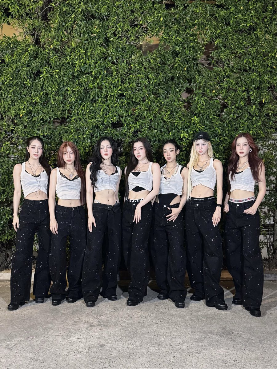 ลุคสบาย ๆ ของสมาชิกหลังเวที